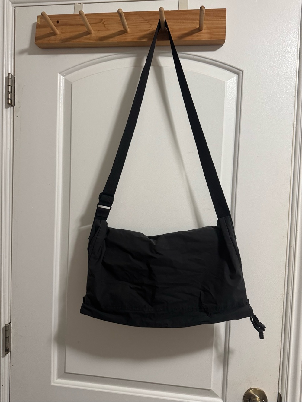 Men's Black Shoulder Messenger Bag - Lightweight Everyday Carry